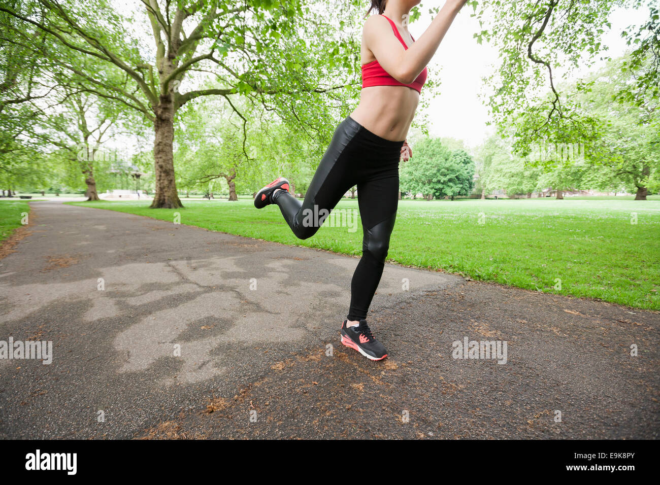 Sezione bassa della giovane donna a fare jogging nel parco Foto Stock