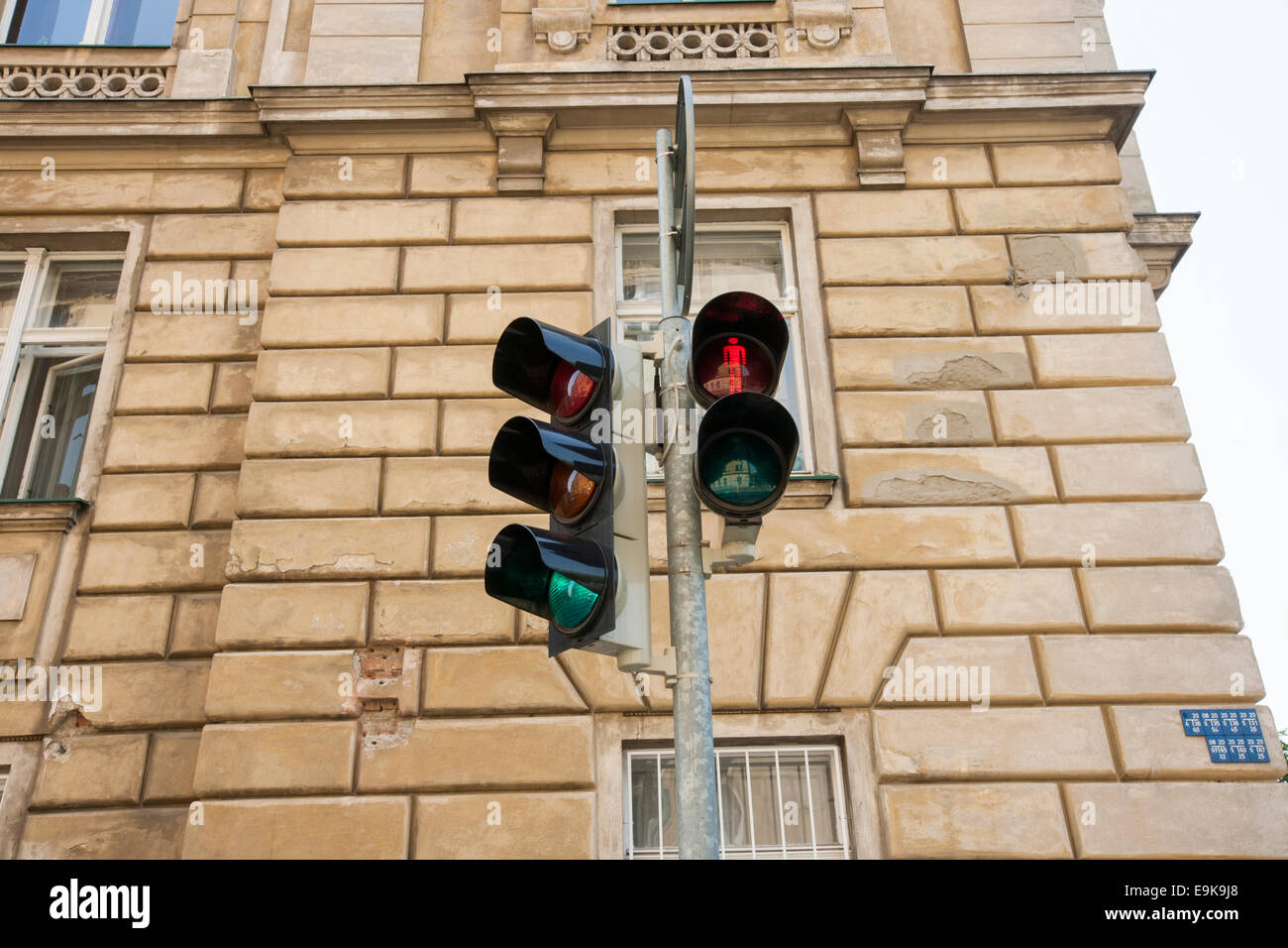Semaforo rosso contro l edificio, Praga, Repubblica Ceca Foto Stock