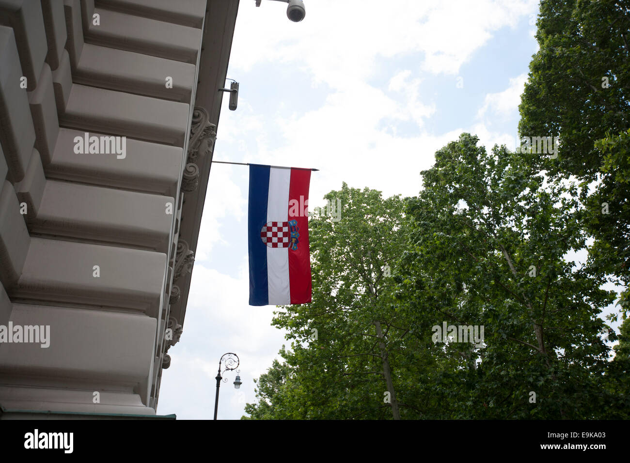 Basso angolo vista della bandiera croata appeso sul palazzo del parlamento, Zagabria, Croazia Foto Stock