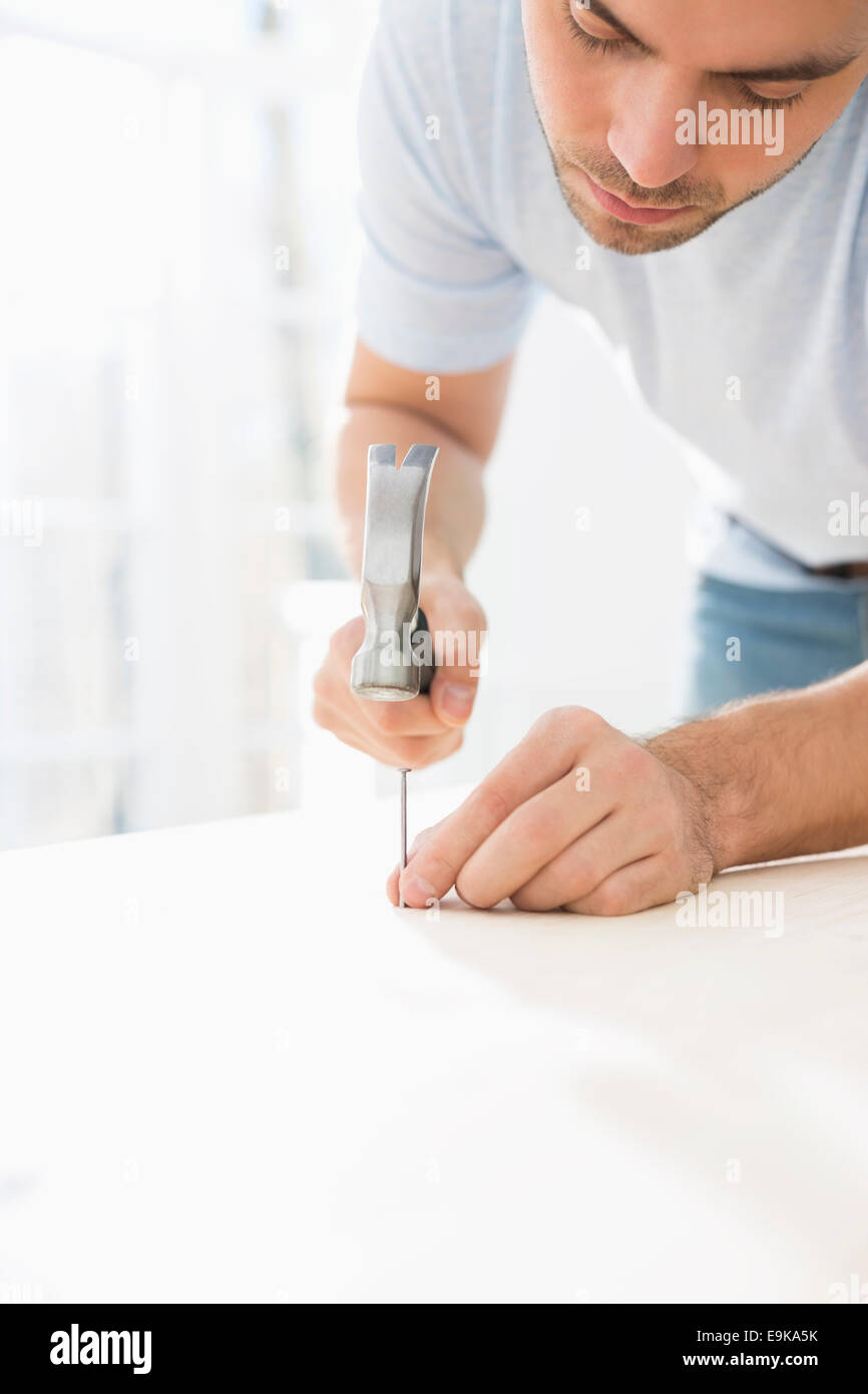 Metà di uomo adulto la chiodatura nella tabella Foto Stock