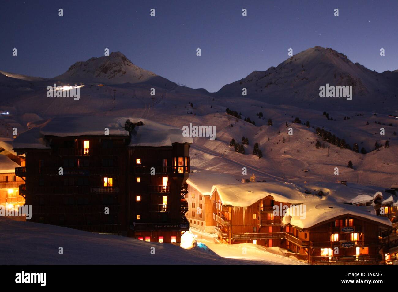 La Plagne villaggio alpino di notte Foto Stock