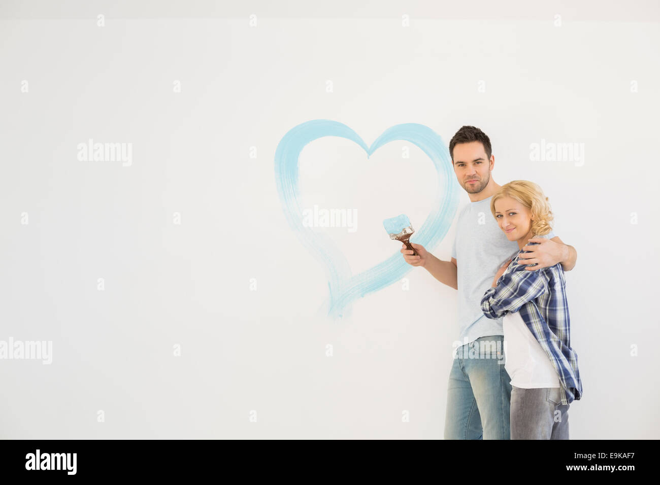 Ritratto di amare a metà adulto giovane con cuore dipinta sulla parete Foto Stock