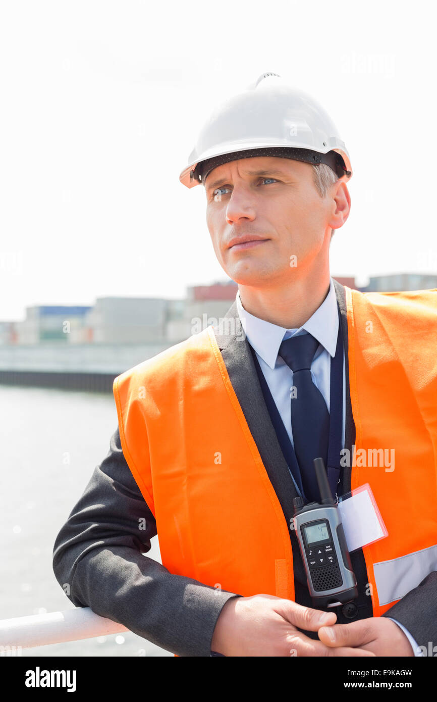 L'età media di lavoratore di sesso maschile in cantiere di spedizione Foto Stock