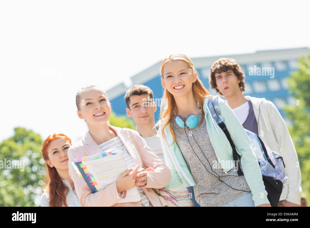 Sorridente giovani studenti in piedi insieme al college campus Foto Stock