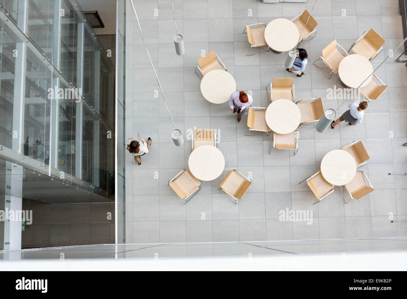 Angolo di alta vista di imprenditrici a piedi la mensa di office Foto Stock