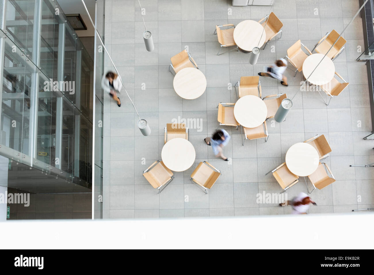 Movimento sfocate di imprenditrici a piedi la mensa di office Foto Stock