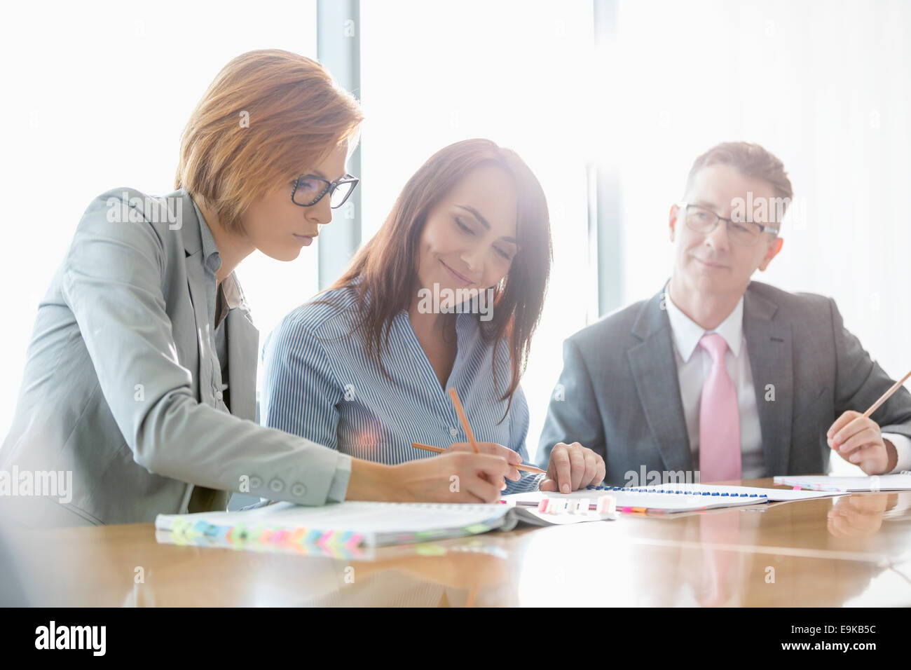 Gli imprenditori in sala riunioni Foto Stock