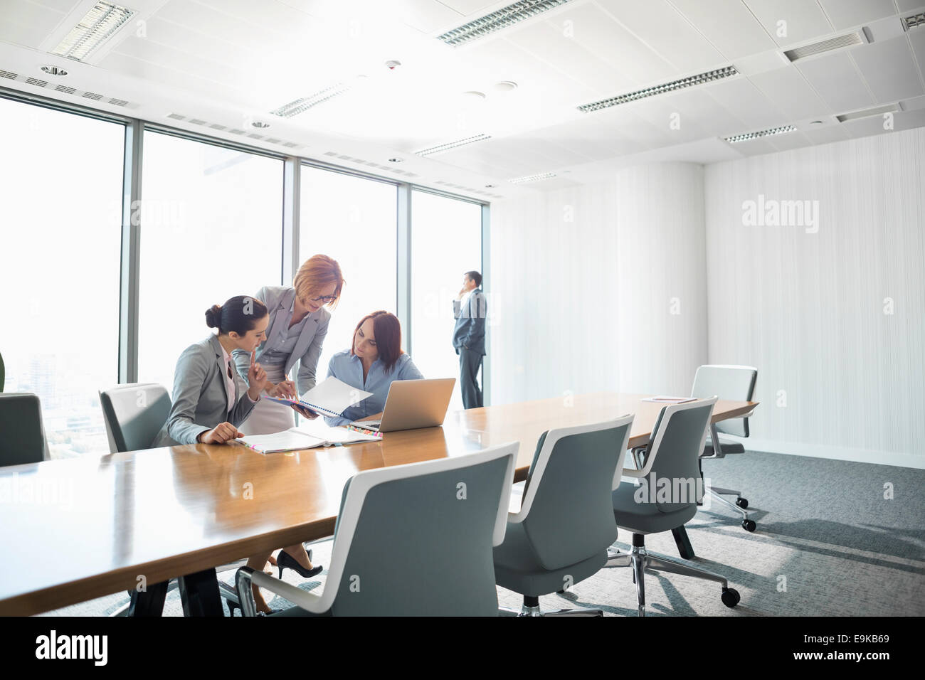 Imprenditrici guardando i documenti nella riunione della conferenza Foto Stock