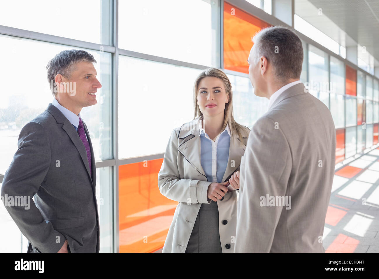 Gli imprenditori in comunicazione sulla piattaforma del treno Foto Stock