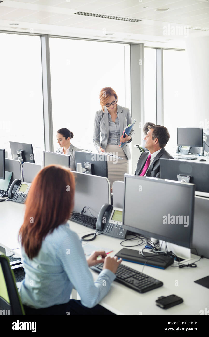 La gente di affari di lavorare in un ufficio open space Foto Stock