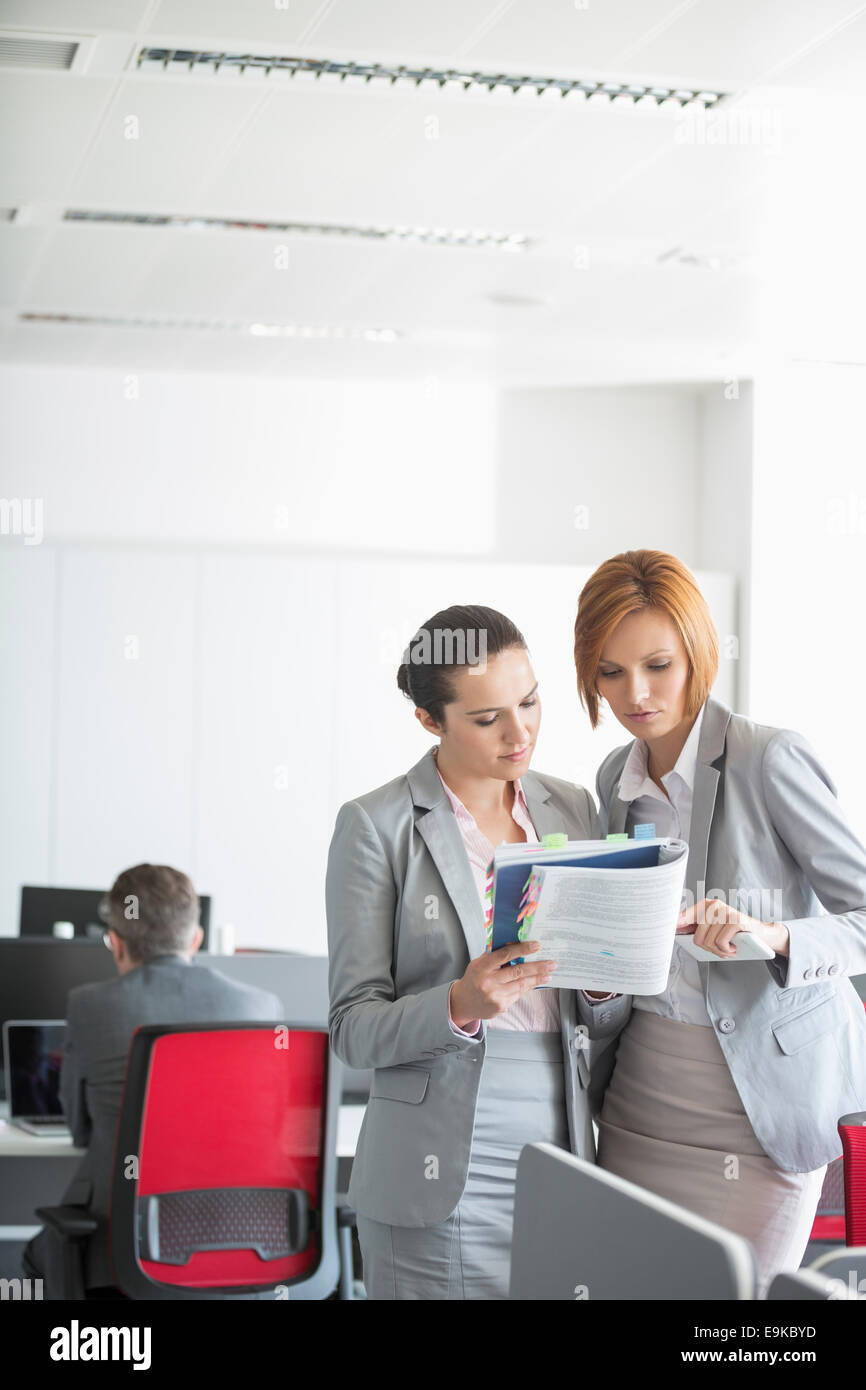 Imprenditrice discutendo sul libro in office Foto Stock