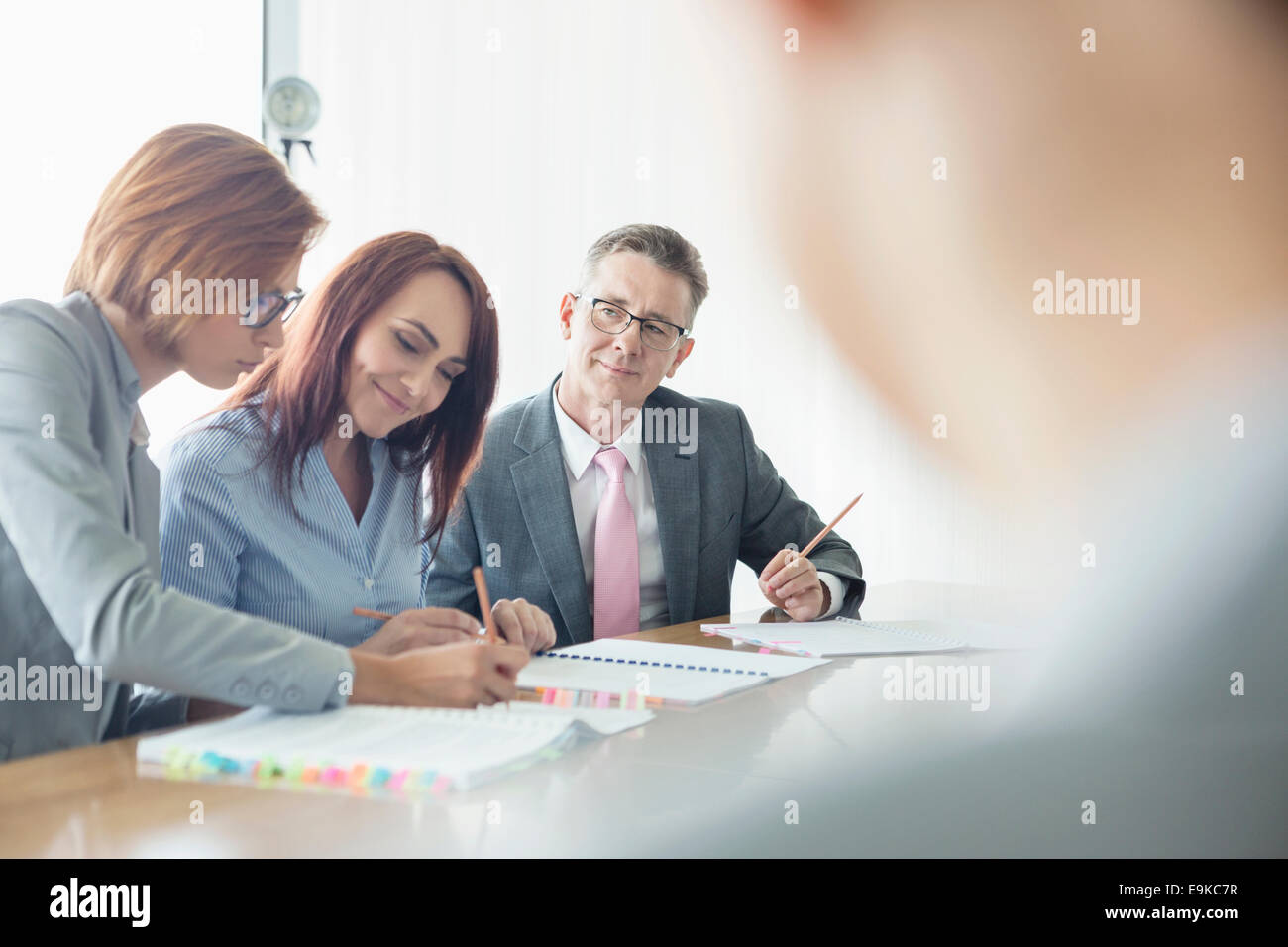 La gente di affari che lavorano insieme a un tavolo per conferenza Foto Stock