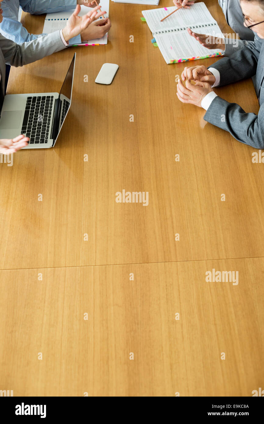 Immagine ritagliata di imprenditori discute al tavolo da conferenza Foto Stock