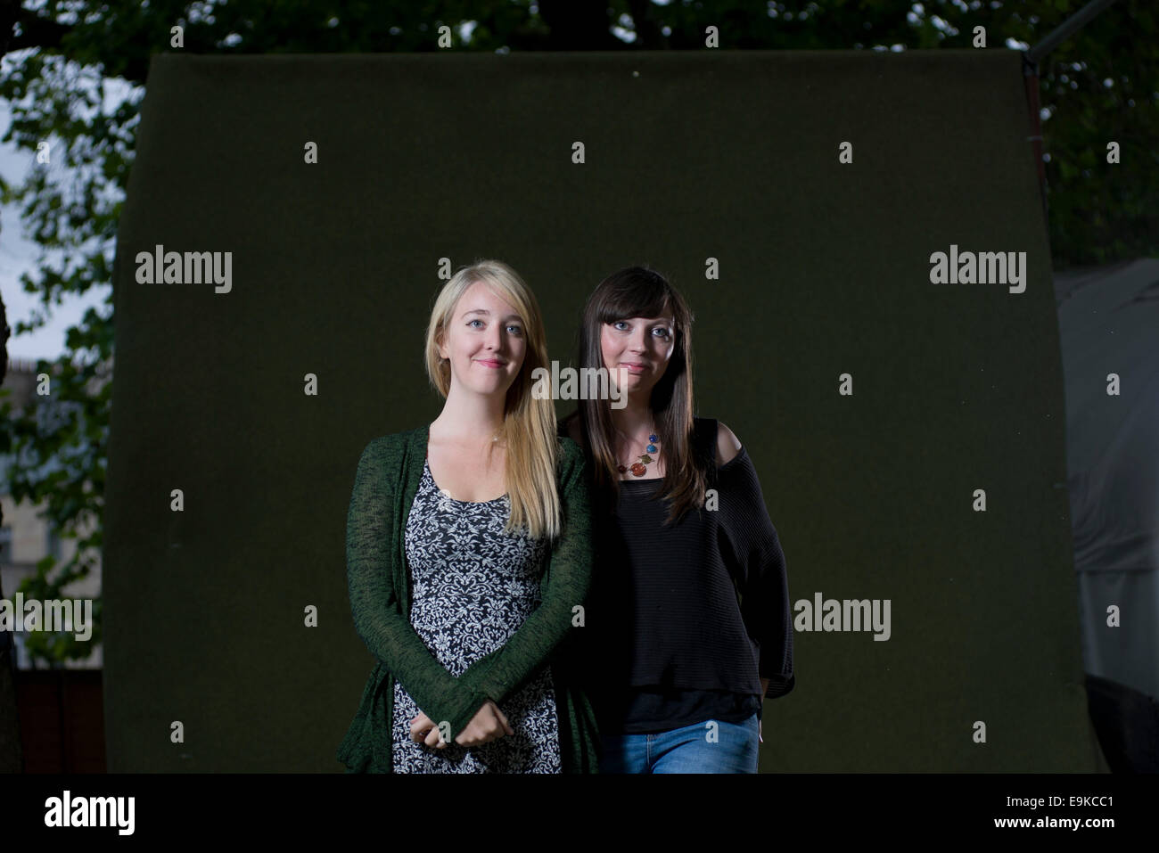 I fondatori di vagendamagazine.com , Holly Baxter (L) e Rhiannon Cosslett (R) appaiono in Edinburgh International Book Festival Foto Stock