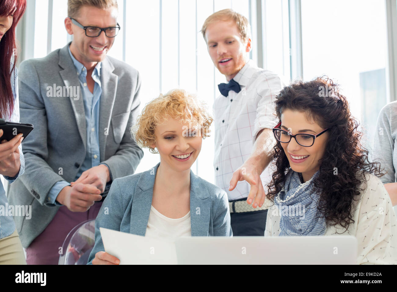 Happy businessman lavorando sul computer portatile in ufficio creativo Foto Stock