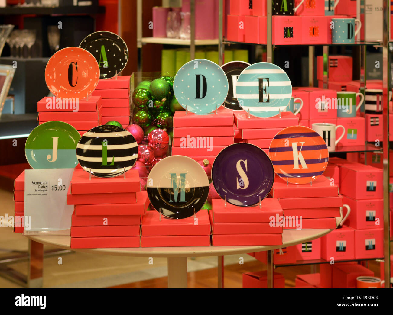 Monogrammed piatti per la vendita presso i magazzini Macy's a Manhasset, Long Island, New York Foto Stock