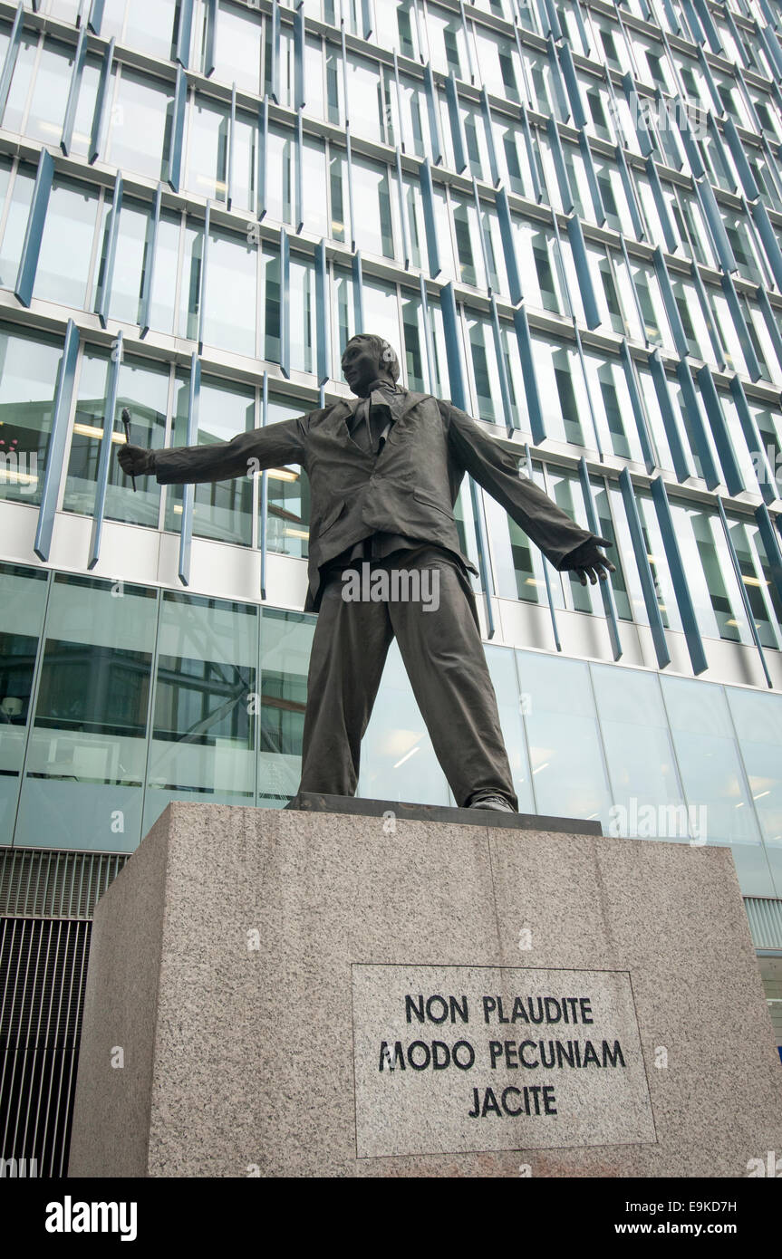 Statua in bronzo al Southbank di Londra dell'artista sconosciuto Foto Stock