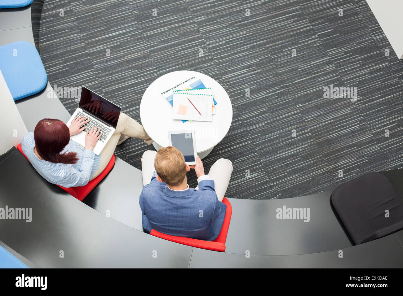 Elevato angolo di visione del business persone utilizzando le tecnologie di Office Foto Stock