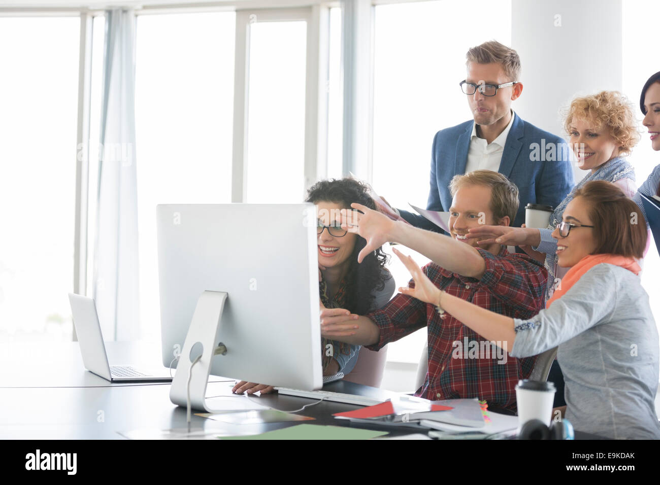 La gente di affari con computer in ufficio Foto Stock