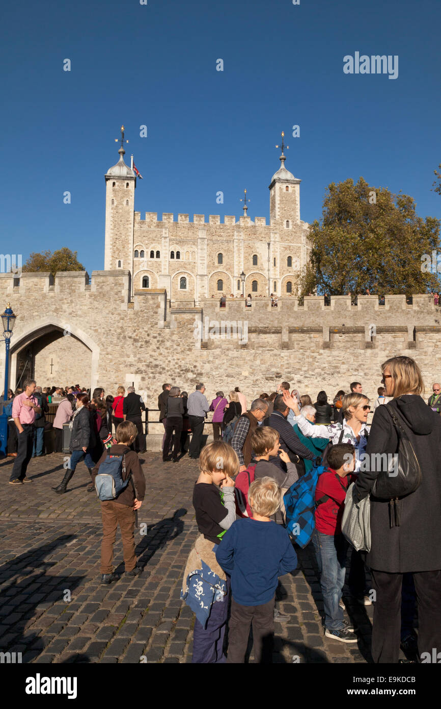 La folla di turisti presso la Torre di Londra, Londra Inghilterra REGNO UNITO Foto Stock