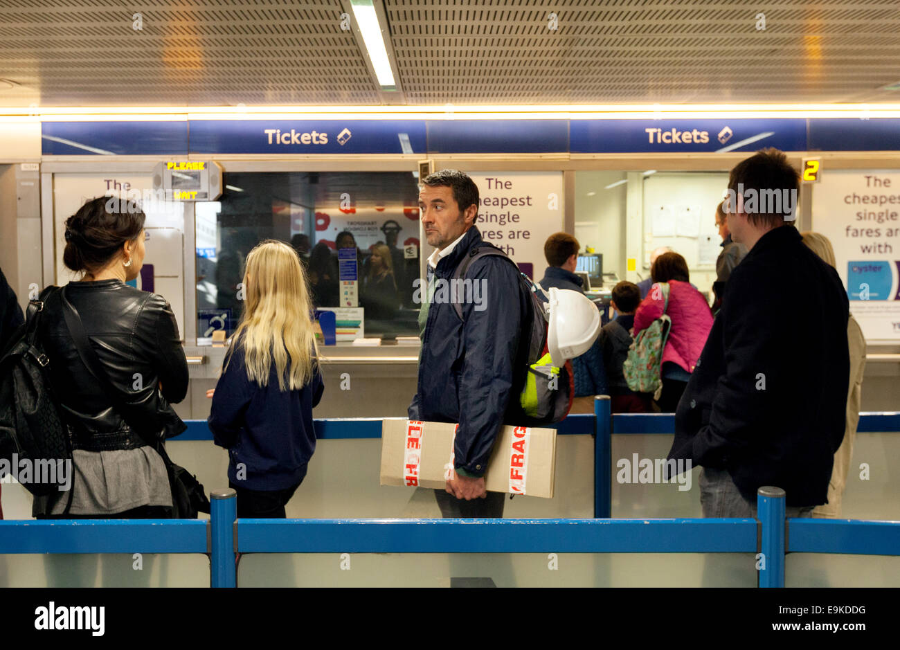 Le persone in attesa in una coda di biglietti della metropolitana di Londra, Kings Cross stazione underqround, London REGNO UNITO Foto Stock