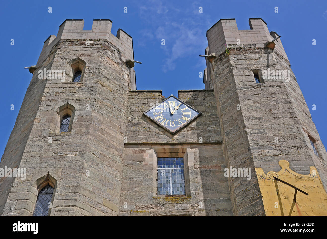 Parte del Castello di Warwick con un grande orologio visualizzato. Inghilterra, Regno Unito. Foto Stock
