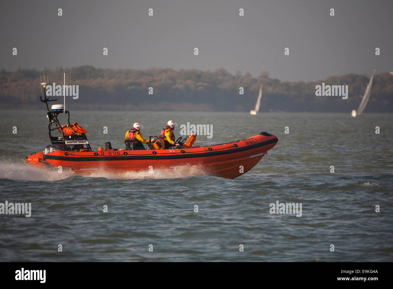 Equipaggio RNLI, volontario, Mudeford, costieri, scialuppa di salvataggio, il Solent, Centro, Centro, Cowes, Isle of Wight, England, Regno Unito Foto Stock