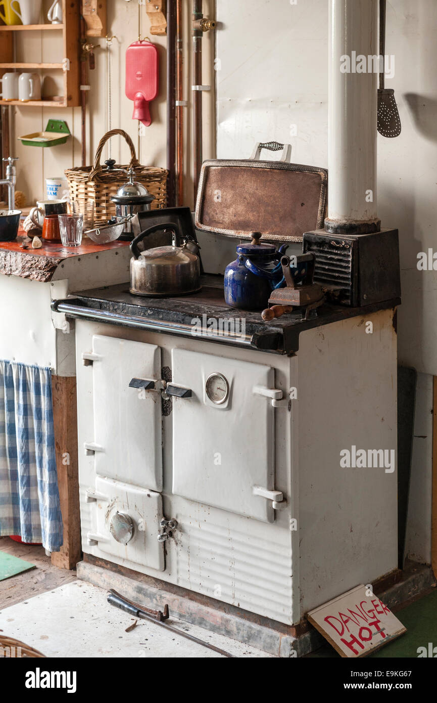 Un vecchio fornello Rayburn a combustibile solido in una vecchia cucina inglese (Herefordshire, Regno Unito) Foto Stock