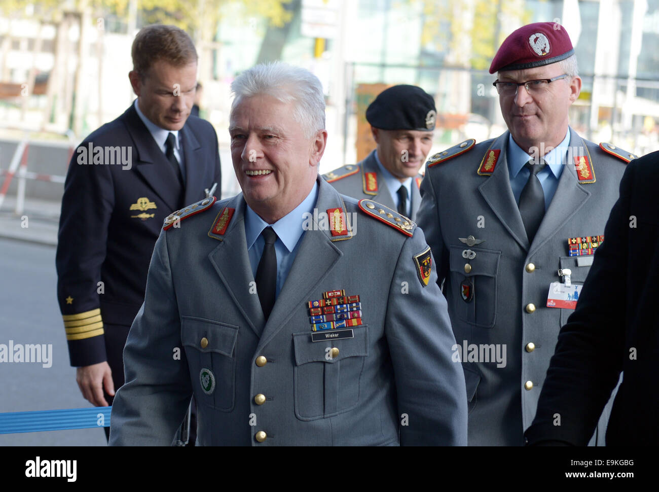 Berlino, Germania. 29 ott 2014. Esercito Tedesco Ispettore Generale Volker Wieker (L) e il Maggiore Generale Eberhard Zorn (R-B) arrivano a un esercito conferenza di Berlino, Germania, 29 ottobre 2014. Foto: RAINER JENSEN/dpa/Alamy Live News Foto Stock