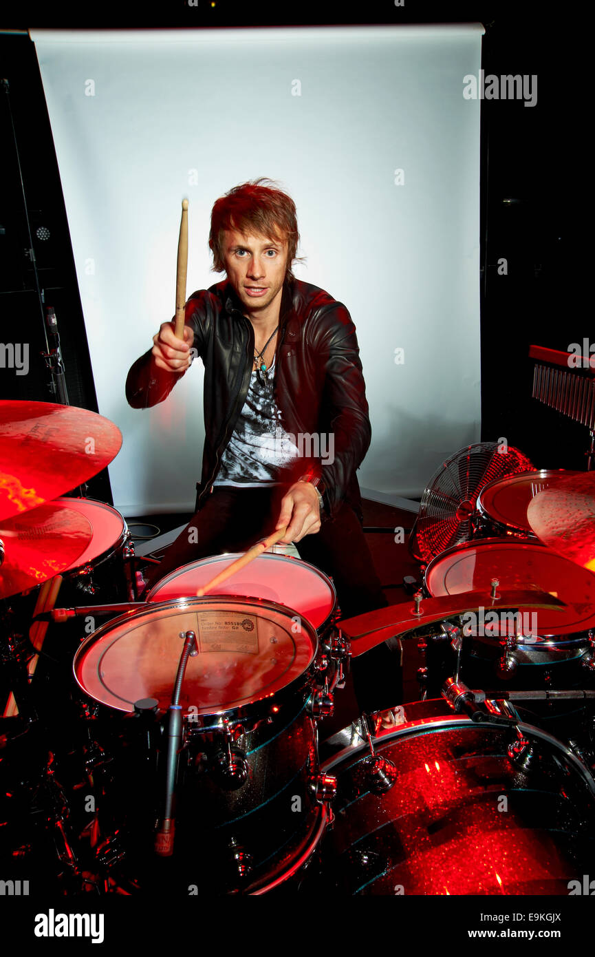 Il batterista, Dom Howard dei Muse Foto Stock