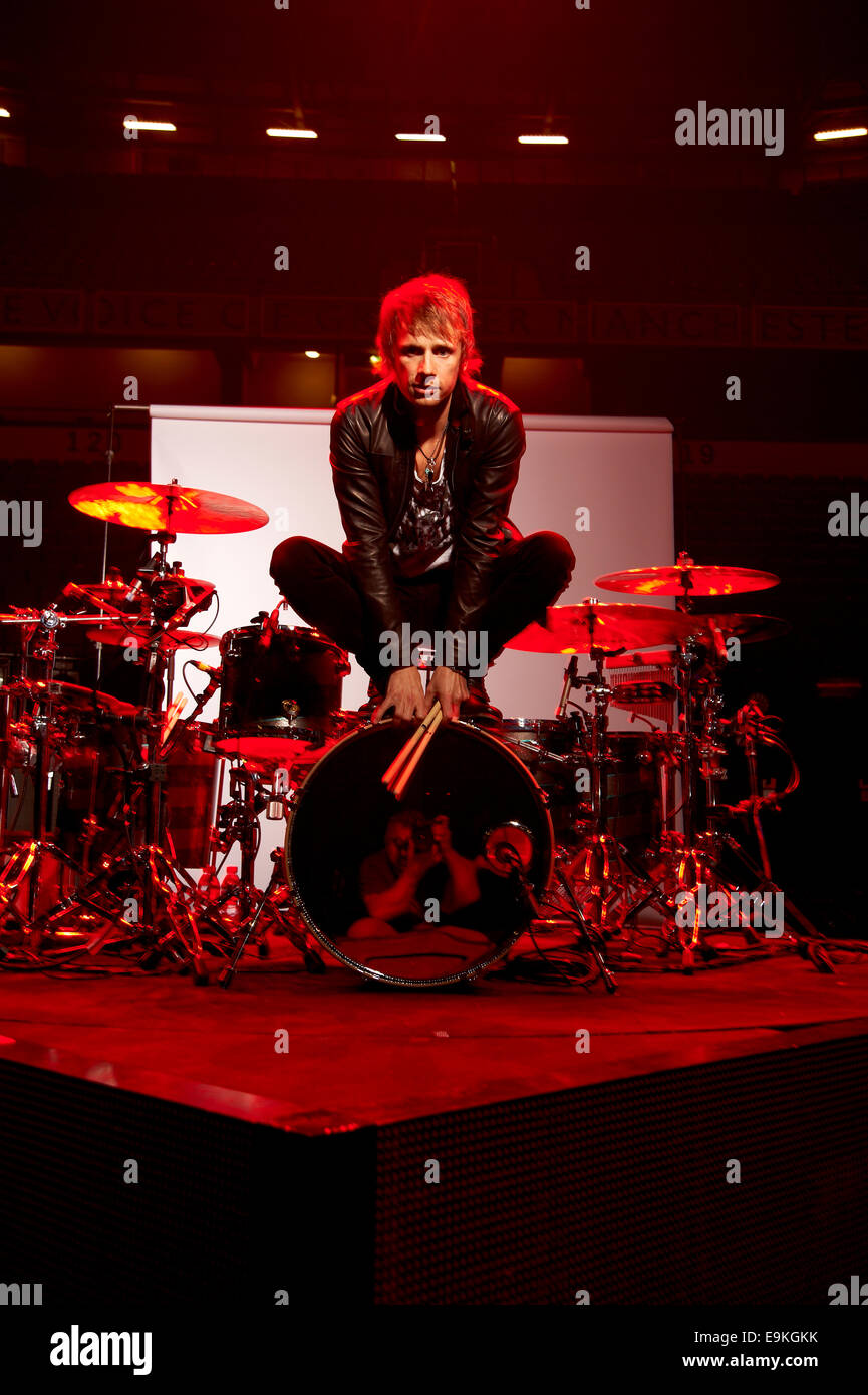 Il batterista, Dom Howard dei Muse Foto Stock