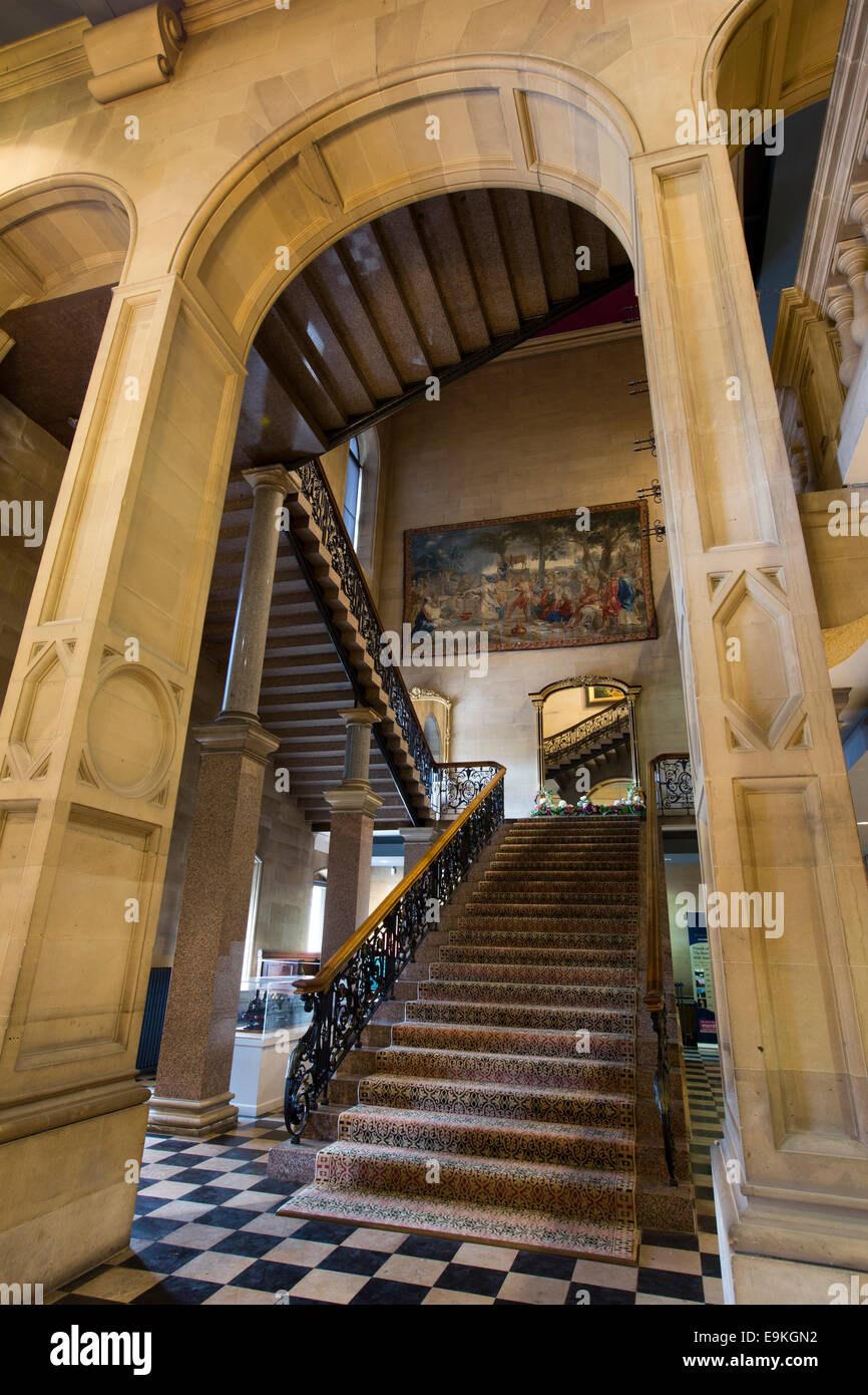 Regno Unito, County Durham, Barnard Castle, il Bowes Museum, hall di entrata e scale Foto Stock