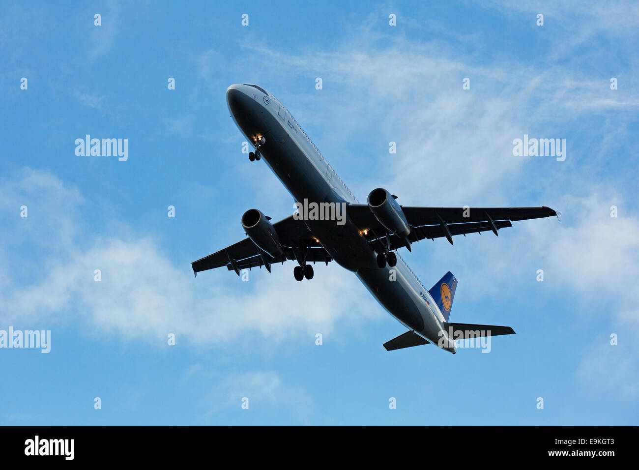 Airbus A321-200 D-AISD 'Cremnitz' Lufthansa per avvicinarsi ad atterrare all'Aeroporto di Manchester Foto Stock