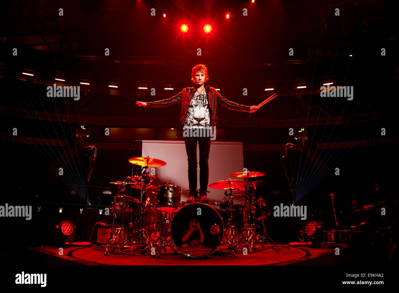 Il batterista, Dom Howard dei Muse Foto Stock