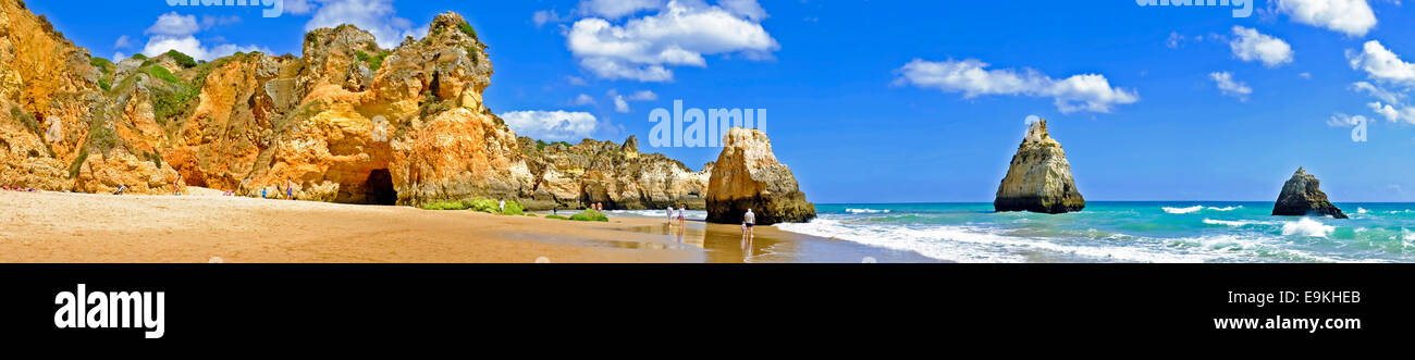 Panorama da rocce e oceano a Praia Tres Irmaos in Alvor Portogallo Foto Stock