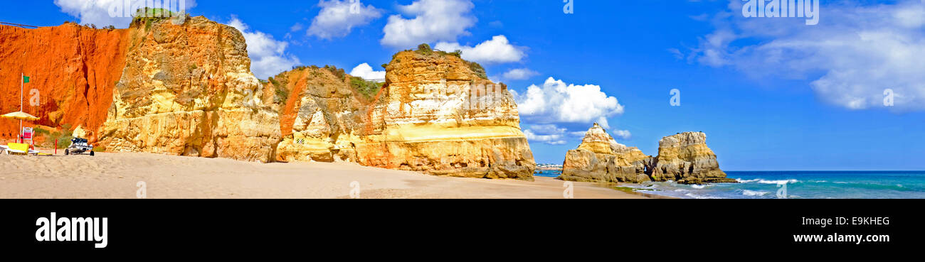 Vista panoramica da rocce e oceano a Praia da Rocha in Algarve Portogallo Foto Stock