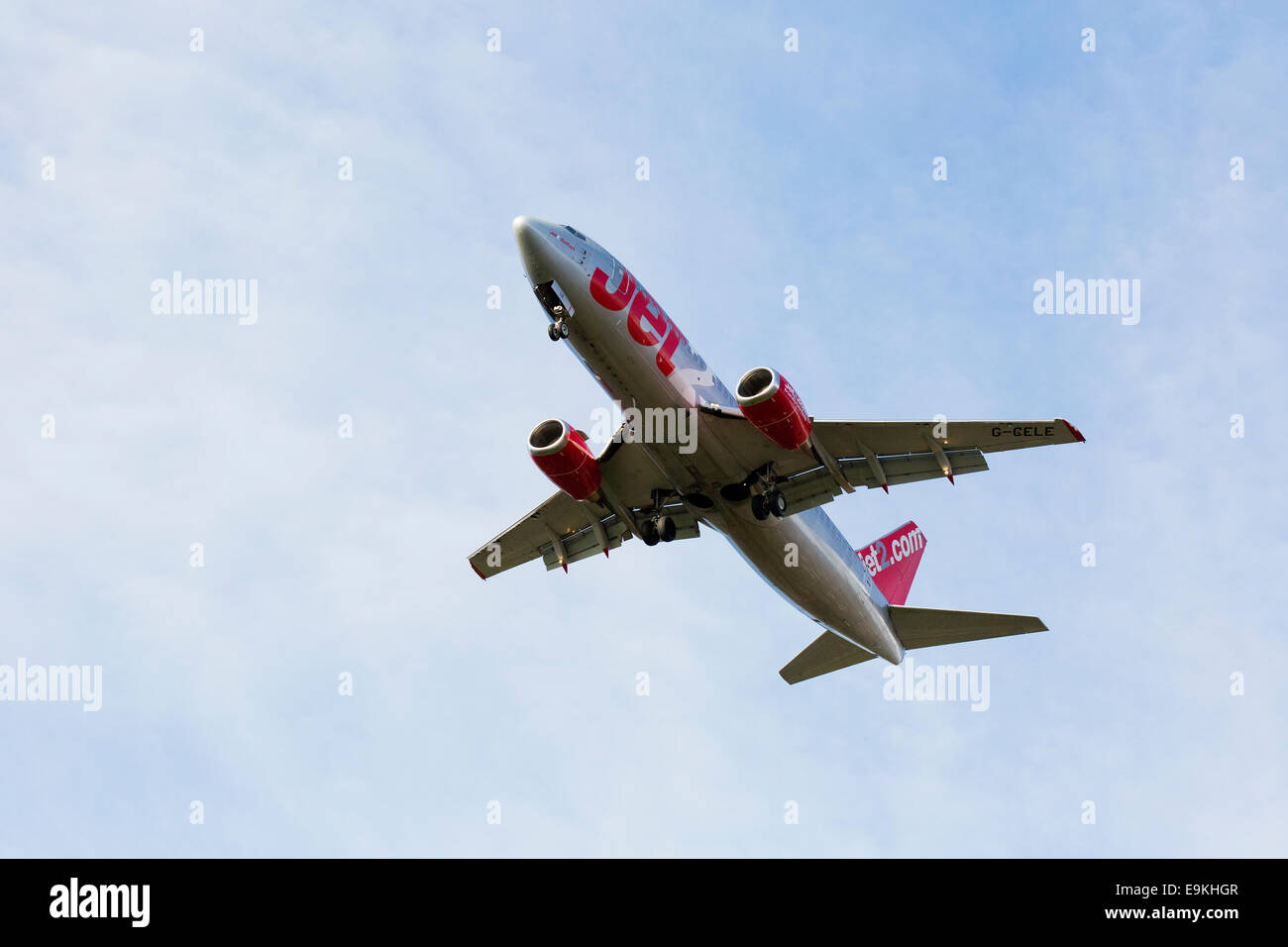 Boeing 737-33G-CELE Jet2 Airlines sulla rotta di avvicinamento ad atterrare all'Aeroporto di Manchester Foto Stock