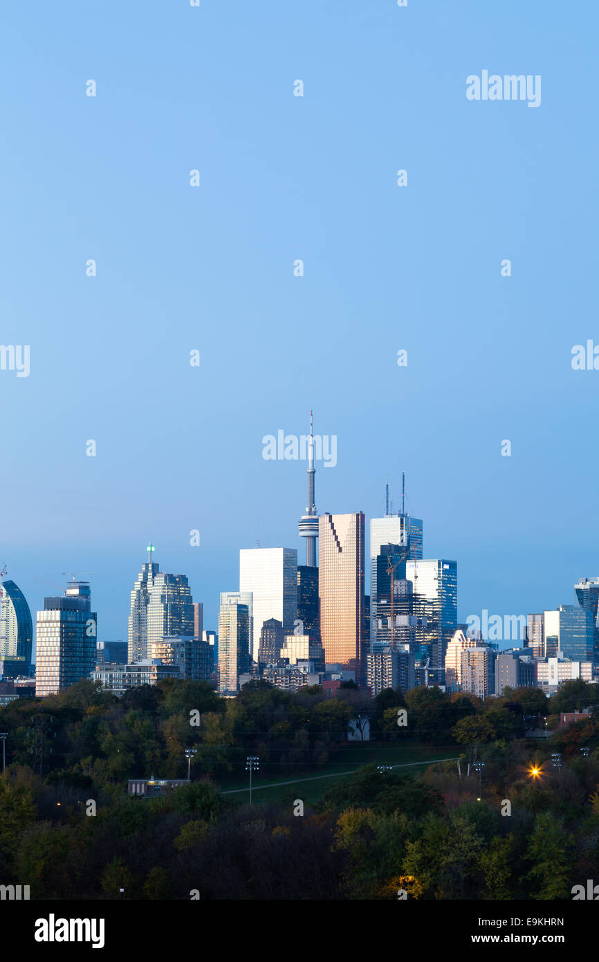 Una vista del centro cittadino di Toronto al crepuscolo Foto Stock