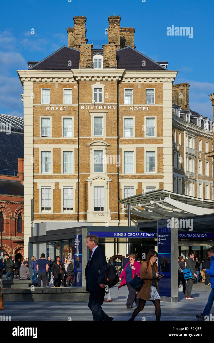 Il Grande Nord Hotel, London Kings Cross, mattina pendolari a piedi da Foto Stock