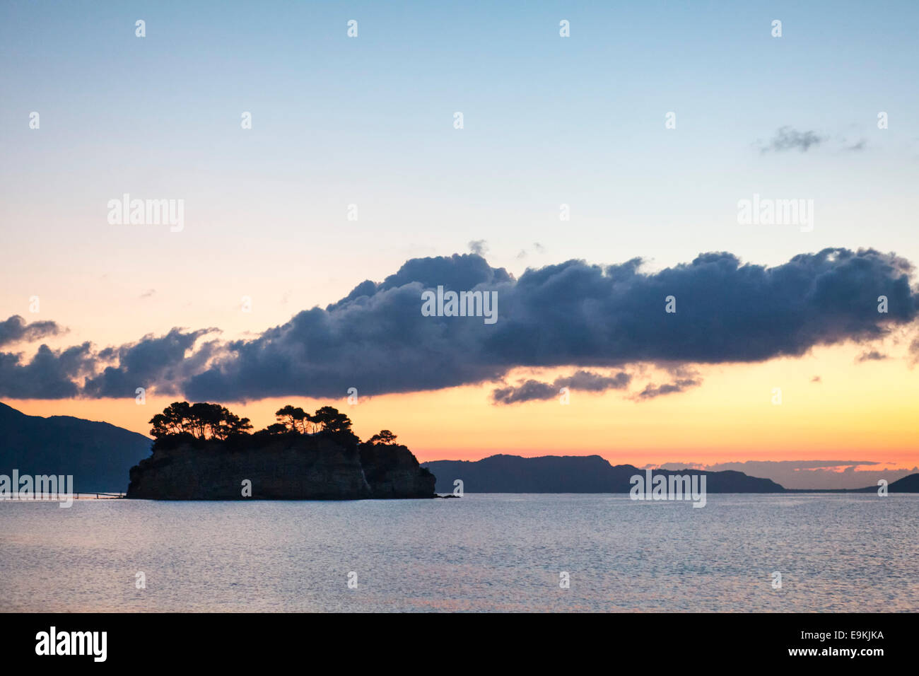 Alba sulla spiaggia di Agios Sostis con vista sul mare con l'isola di Cameo, Zante, Grecia Foto Stock