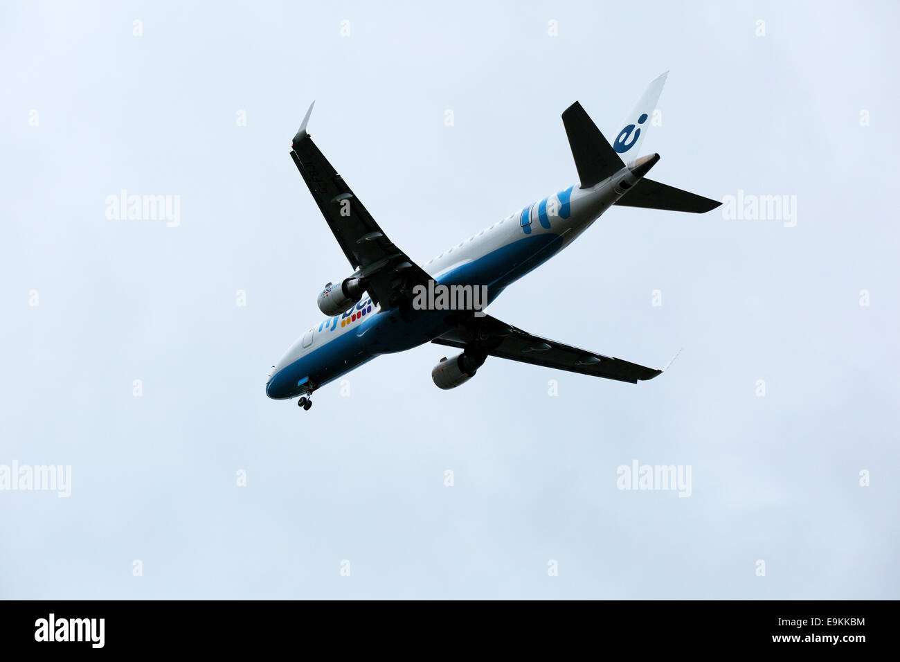 Embraer ERJ-175STD (ERJ170-200) G-FBJI FlyBE sull approccio per atterrare all'Aeroporto di Manchester Foto Stock