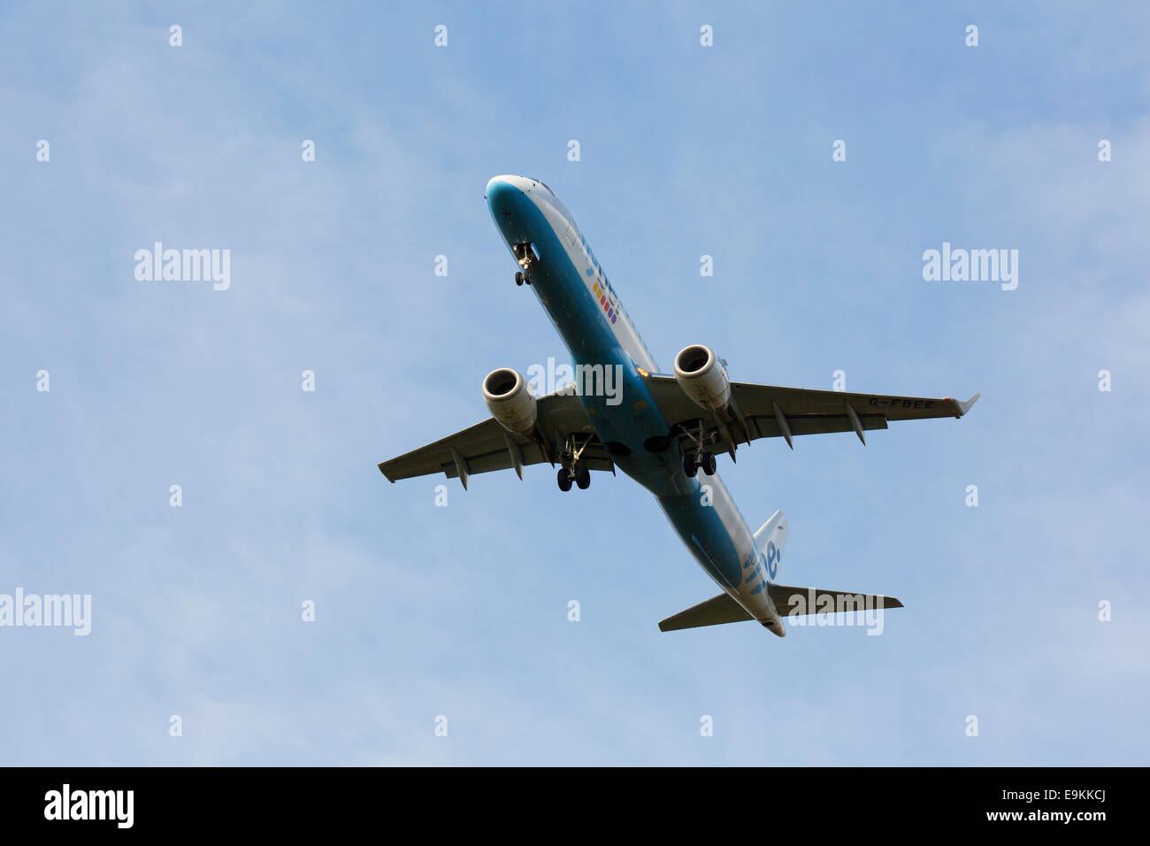 Embraer ERJ-195ER (ERJ-190-200LR) G-FBEE FlyBE sull approccio per atterrare all'Aeroporto di Manchester Foto Stock