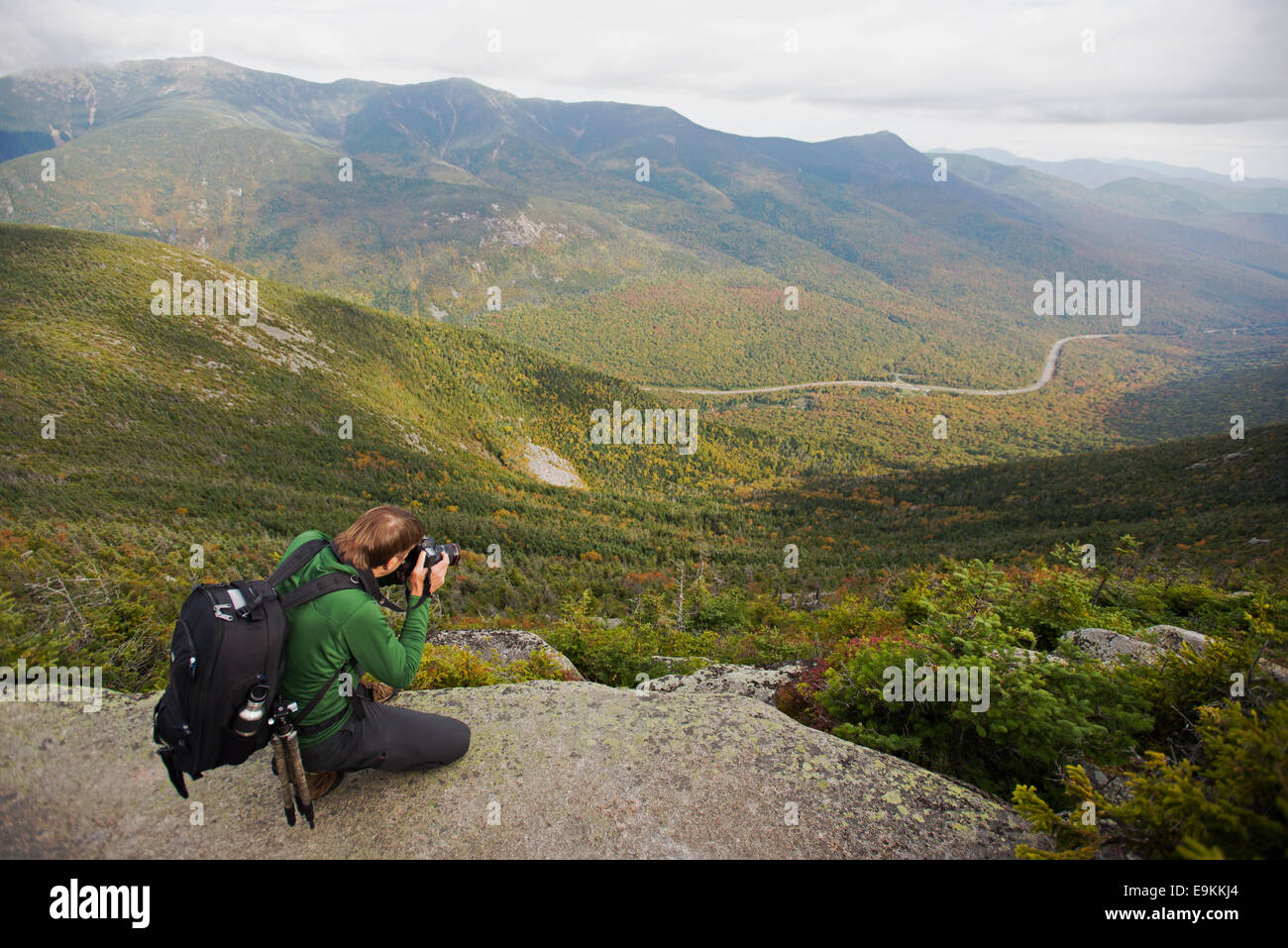 Fotografo Tim Laman presso Scenic vista dal monte cannone, White Mountain National Forest, New Hampshire USA Foto Stock