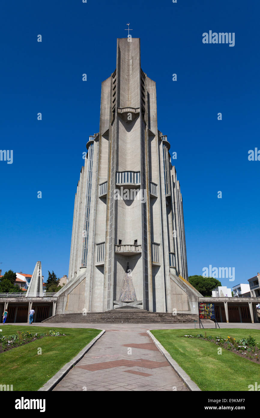 Esterno della chiesa di Notre Dame a Royan Francia Foto Stock