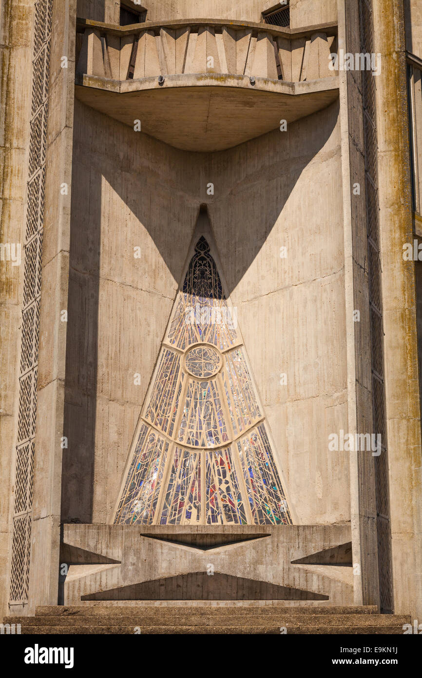Esterno della vetrata presso l'altare della chiesa di Notre Dame Royan Francia Foto Stock