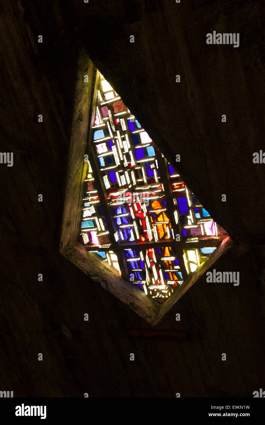 Una delle vetrate colorate della chiesa di Notre Dame a Royan Francia Foto Stock