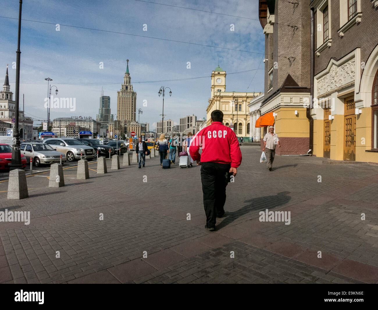Un uomo che indossa una camicia rossa con stemma sovietico CCCP camminando sulla strada di Mosca. Foto Stock
