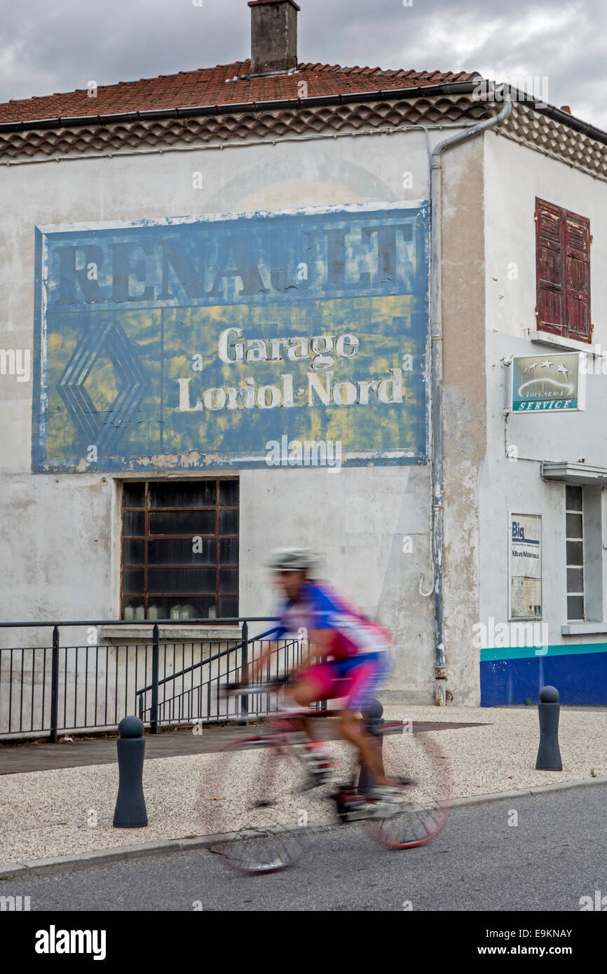 Vecchio dipinto di fading pubblicità per garage Renault sulla parete lungo la Route Nationale 7 / RN7 a Loriol sur Drôme, Drome, Francia Foto Stock