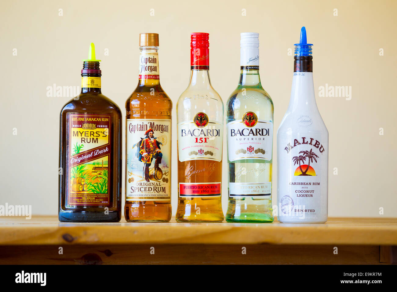 Eugene, OR, Stati Uniti d'America - 23 giugno 2014: selezione di rum in corrispondenza di una barra che mostra cinque tipi di liquori. Foto Stock