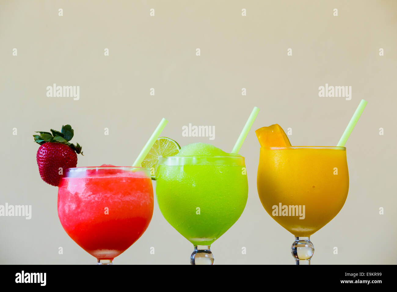 Bevanda speciale in un ristorante bar include questi tre colori margaritas. Foto Stock